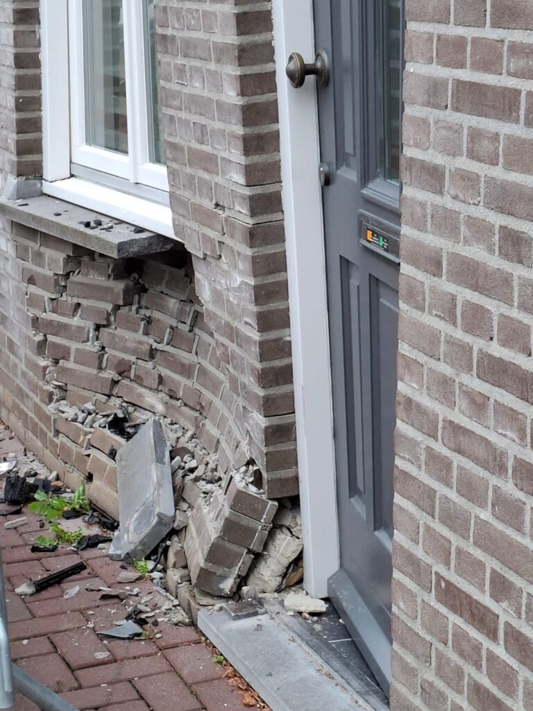 Militair rijdt tegen gevel